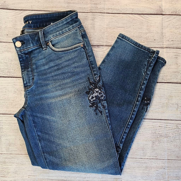 WHITE HOUSE BLACK MARKET Denim - WHBM Blue Skinny Crop Jeans Size 4, blue floral accent